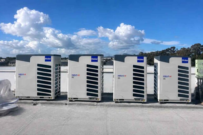Наружные блоки Haier на здании районной администрации Ларнаки